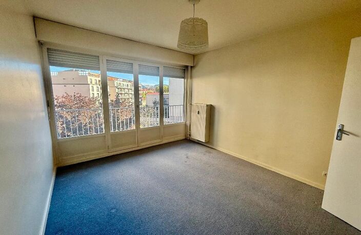 Grand T3 de 84 m² – 4e étage avec ascenseur – Balcon et vue dégagée — photo 4