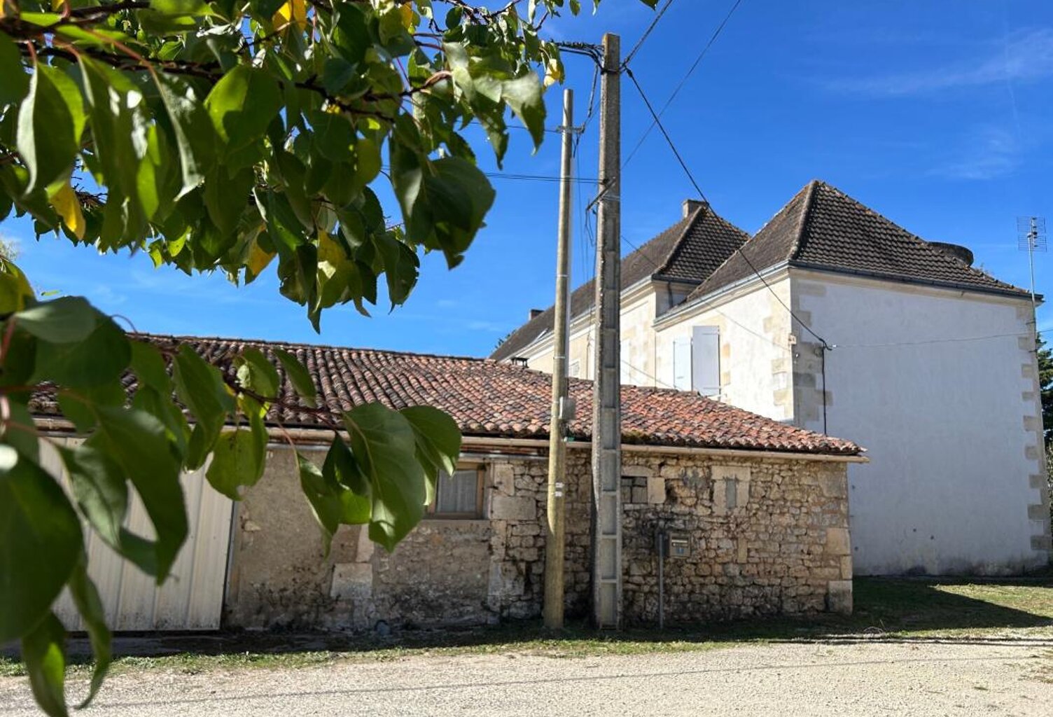 Trizay, maison ancienne à rénover avec jardin et dépendance — photo 1
