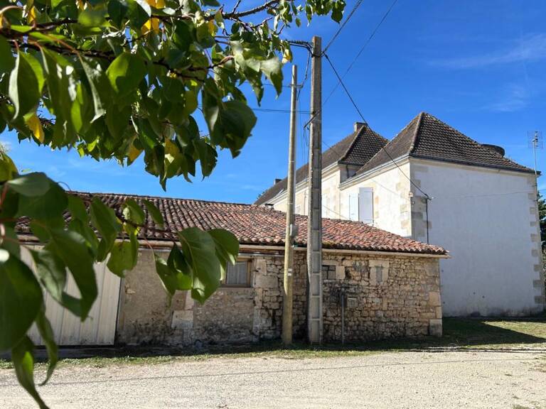 Trizay, maison ancienne à rénover avec jardin et dépendance — photo 1