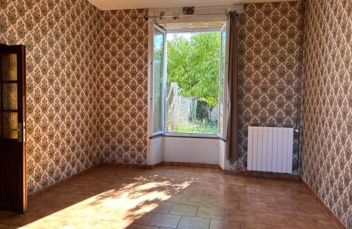 Trizay, maison ancienne à rénover avec jardin et dépendance — photo 5
