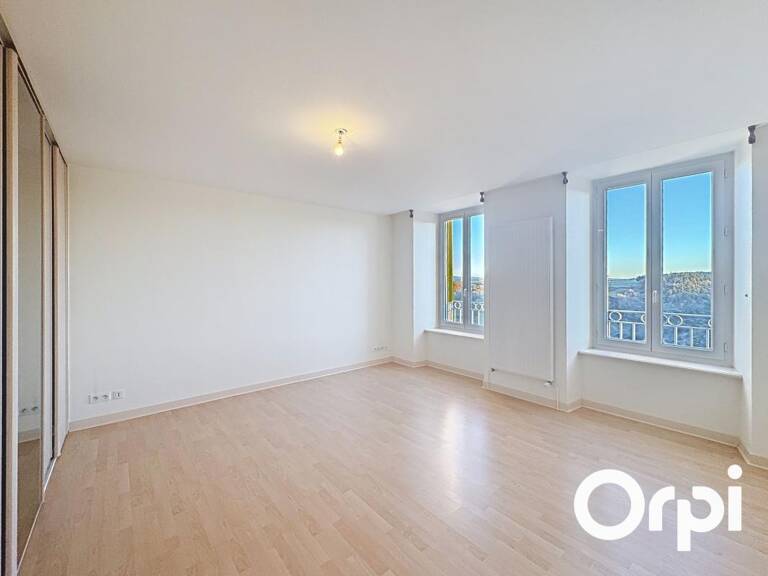 À LOUER – APPARTEMENT T3 EN CENTRE-VILLE DE SAINT-FLOUR — photo 1