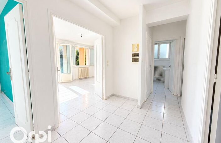 T3 traversant de 68 m² avec 2 terrasses, climatisation, parking et cave de 10 m² — photo 4