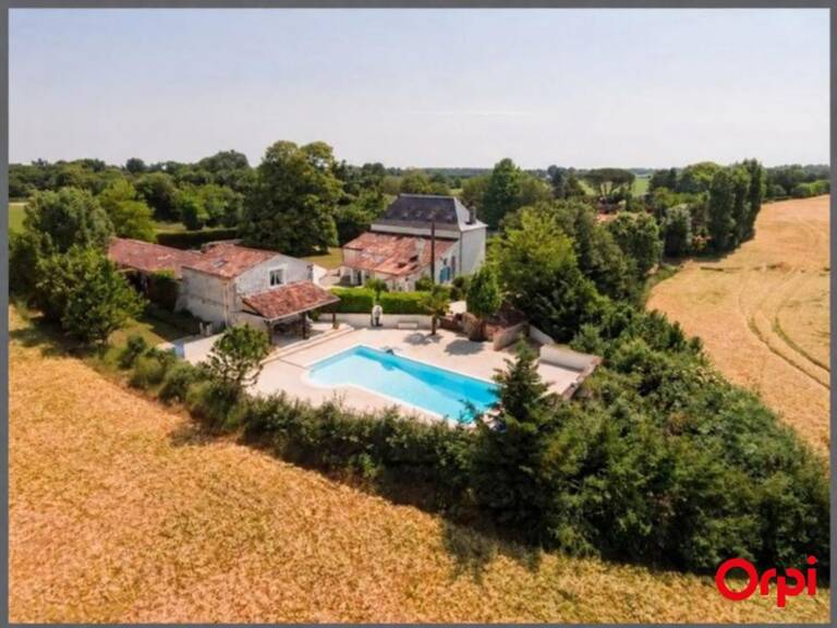 Manoir du XIXᵉ siècle à Saint-Porchaire — jardin arboré, piscine et maison d’amis — photo 1
