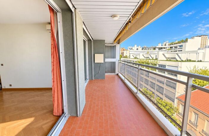 MARSEILLE 8ᵉ  SUPERBE T5 DE 137 M² EN DERNIER ÉTAGE AVEC TERRASSE, BALCONS ET VUE DÉGAGÉE — photo 3