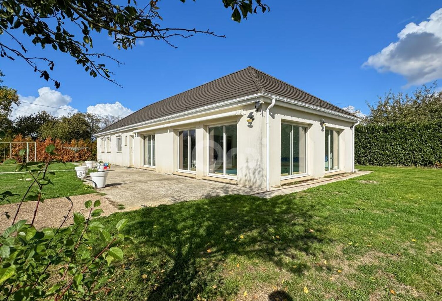 MAISON DE PLAIN-PIED AVEC PISCINE INTÉRIEURE CHAUFFÉE À BARQUET — photo 1
