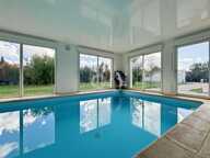 MAISON DE PLAIN-PIED AVEC PISCINE INTÉRIEURE CHAUFFÉE À BARQUET — photo 3
