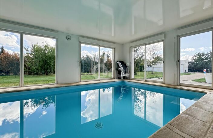 MAISON DE PLAIN-PIED AVEC PISCINE INTÉRIEURE CHAUFFÉE À BARQUET — photo 3