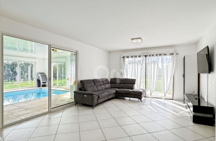 MAISON DE PLAIN-PIED AVEC PISCINE INTÉRIEURE CHAUFFÉE À BARQUET — photo 5