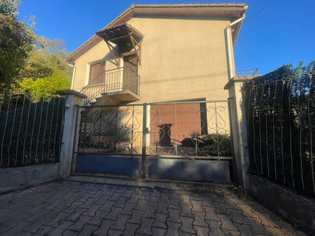 UNE MAISON À PERSONNALISER, UN GRAND TERRAIN 902 m2 ET 97 M² DE SOUS-SOL : UN BEAU POTENTIEL À DÉCOUVRIR ! — photo du bien
