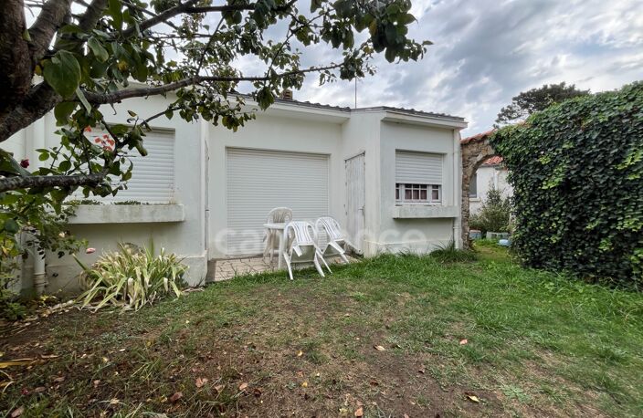 Rare aux Sables-D’olonne : Maison de caractère à rénover, jardin intimiste, garage et dépendances à fort potentiel — photo 3