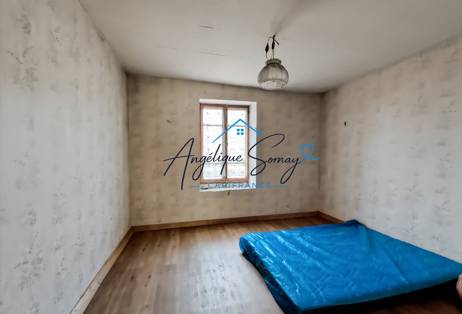 CESANCEY — Maison à rénover avec balcon, combles aménageables — photo 1