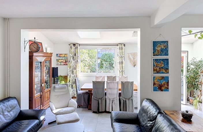 TOURS – QUARTIER FEBVOTTE | MAISON FAMILIALE DE 155 M² – 5 CHAMBRES – JARDIN SANS VIS-À-VIS – AUCUN TRAVAUX — photo 2