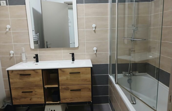 IMMEUBLE DE CARACTÈRE À FORT POTENTIEL D’INVESTISSEMENT chargé d'histoire– CENTRE-VILLE DE THIERS (63300) — photo 3