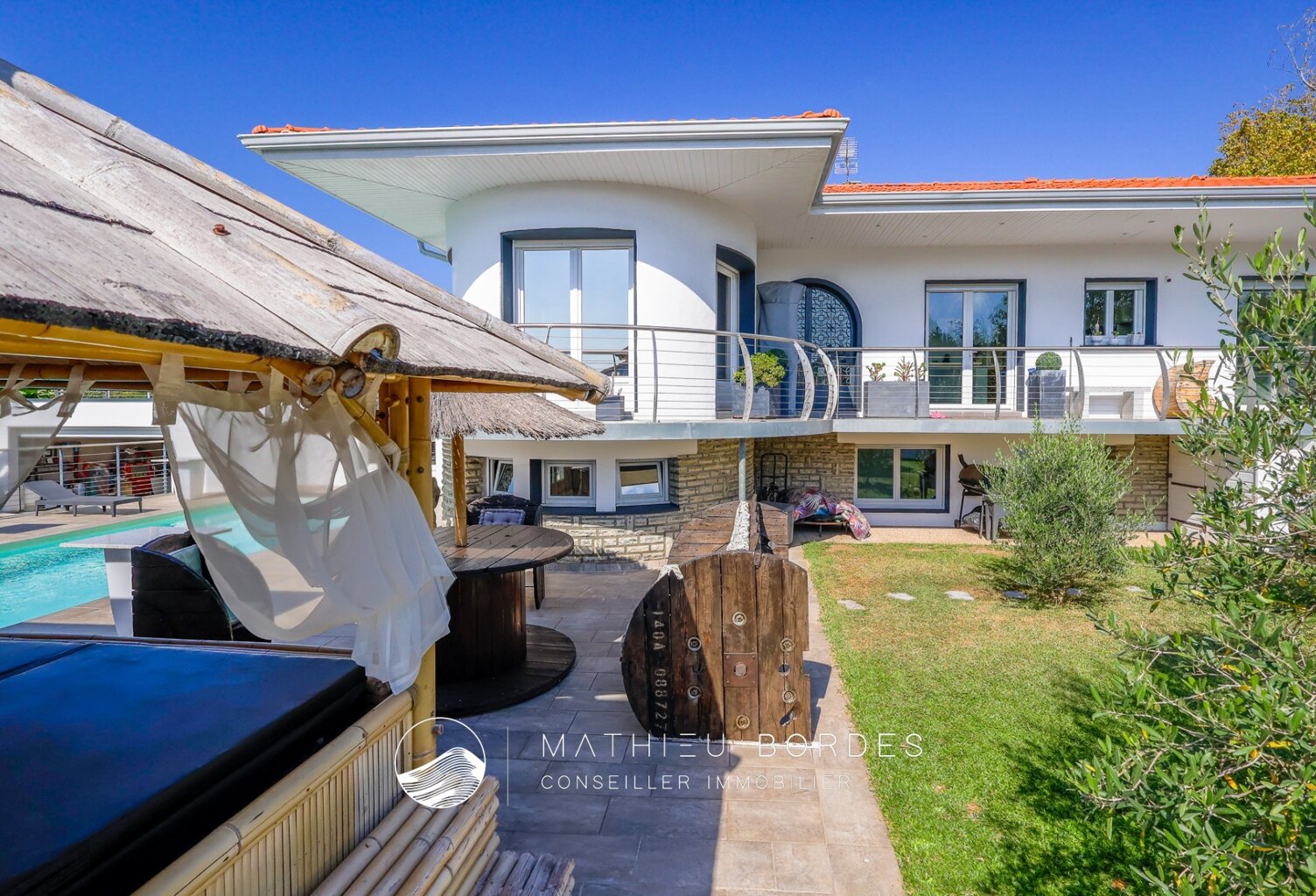 Maison contemporaine de 216m2 avec piscine, spa, et T3 indépendant — photo 1