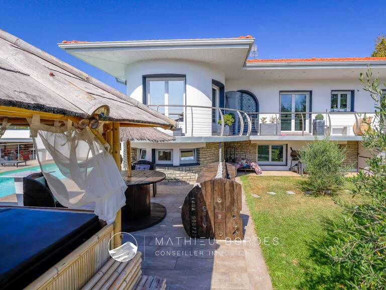 Maison contemporaine de 216m2 avec piscine, spa, et T3 indépendant — photo 1