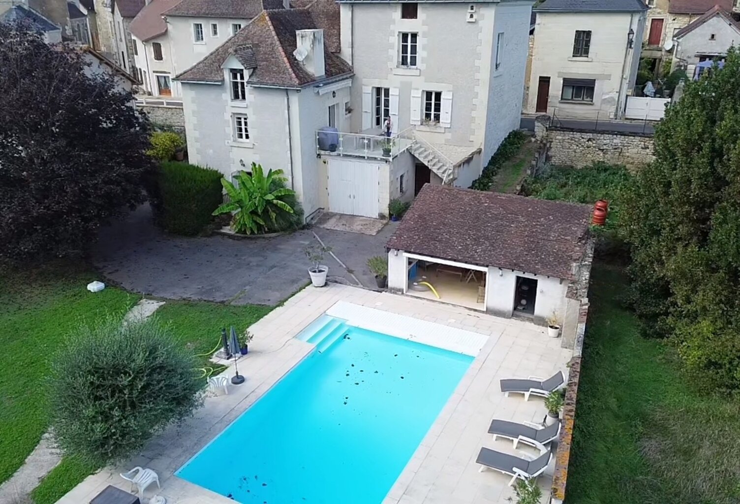 SUPERBE DEMEURE EN PIERRE DE 250 M² – CHARME, VOLUMES ET PISCINE CHAUFFÉE -10min Châtellerault nord — photo 1