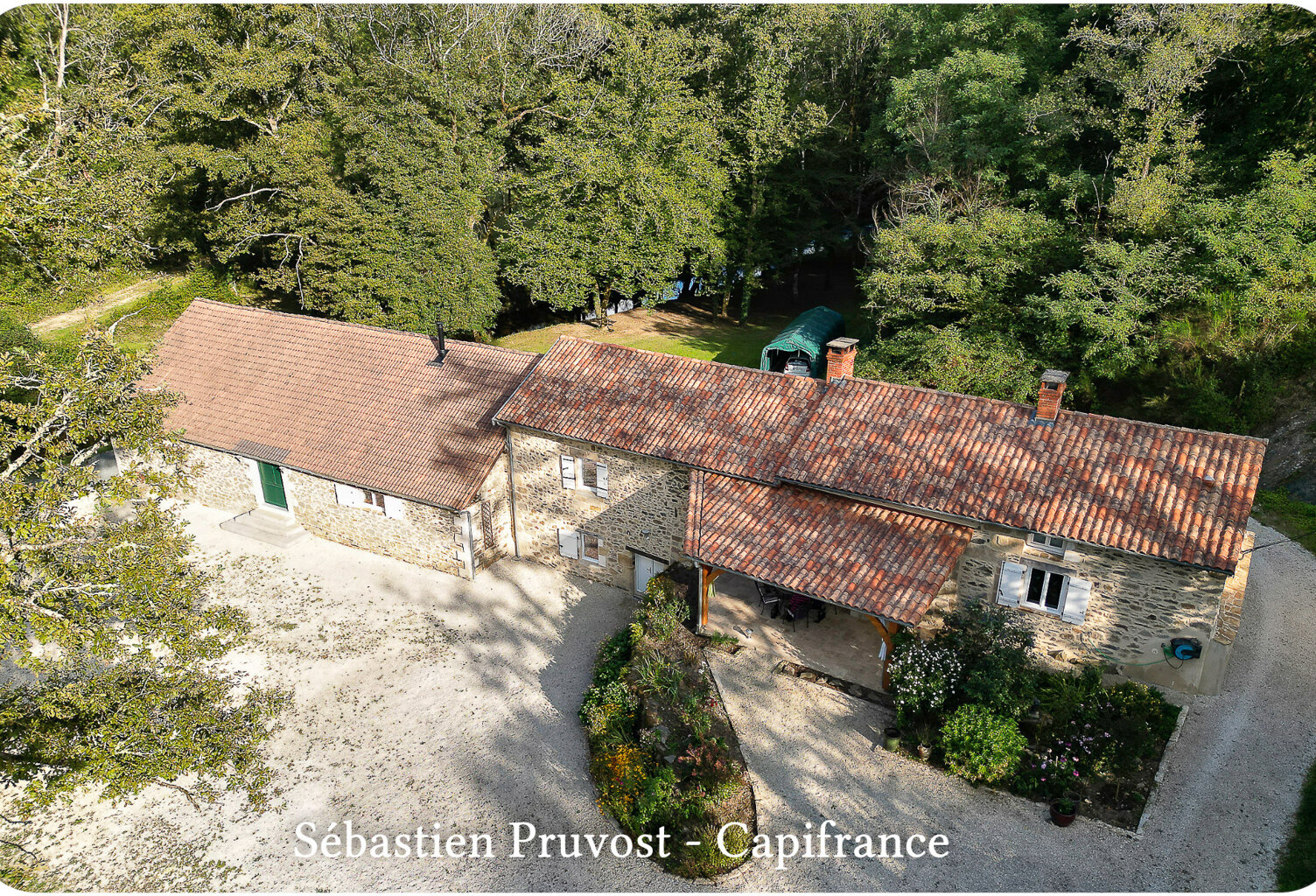 Dordogne (24) Propriété P7 proche de SAINT MARTIN DE FRESSENGEAS (24), terrain 36000m2, rivière, 225m2 habitables — photo 1