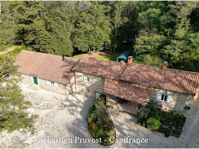 Dordogne (24) Propriété P7 proche de SAINT MARTIN DE FRESSENGEAS (24), terrain 36000m2, rivière, 225m2 habitables — photo du bien