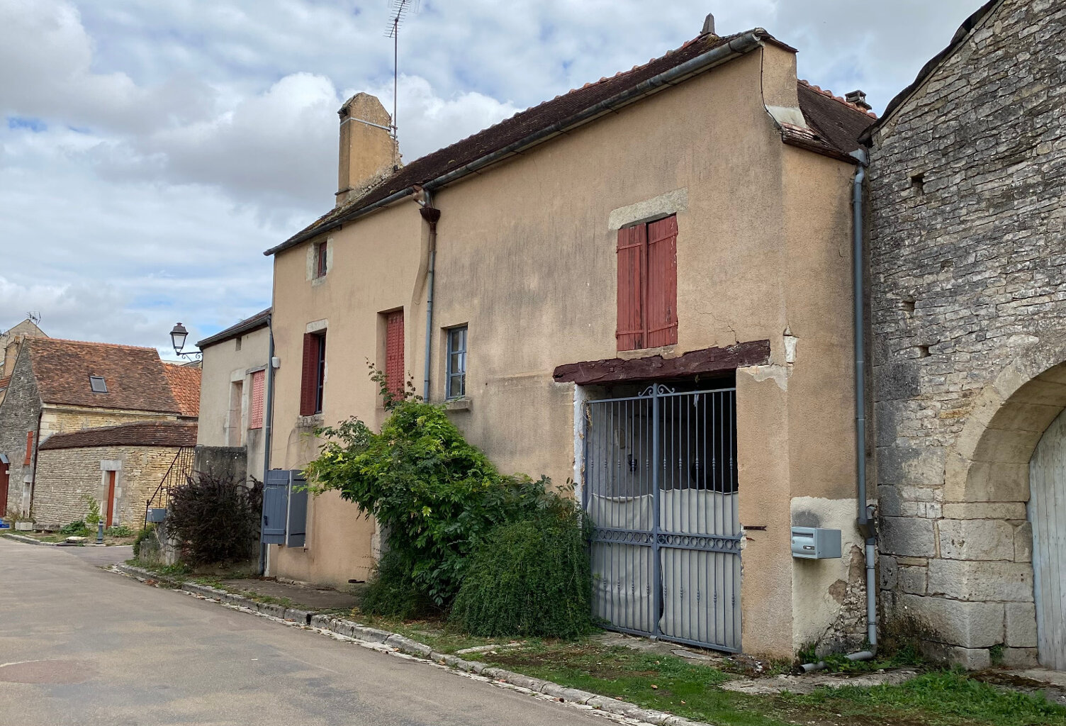 Charmante maison au cœur d’un village touristique NOYERS (89) 2 chambres- Dépendances- Jardin — photo 1