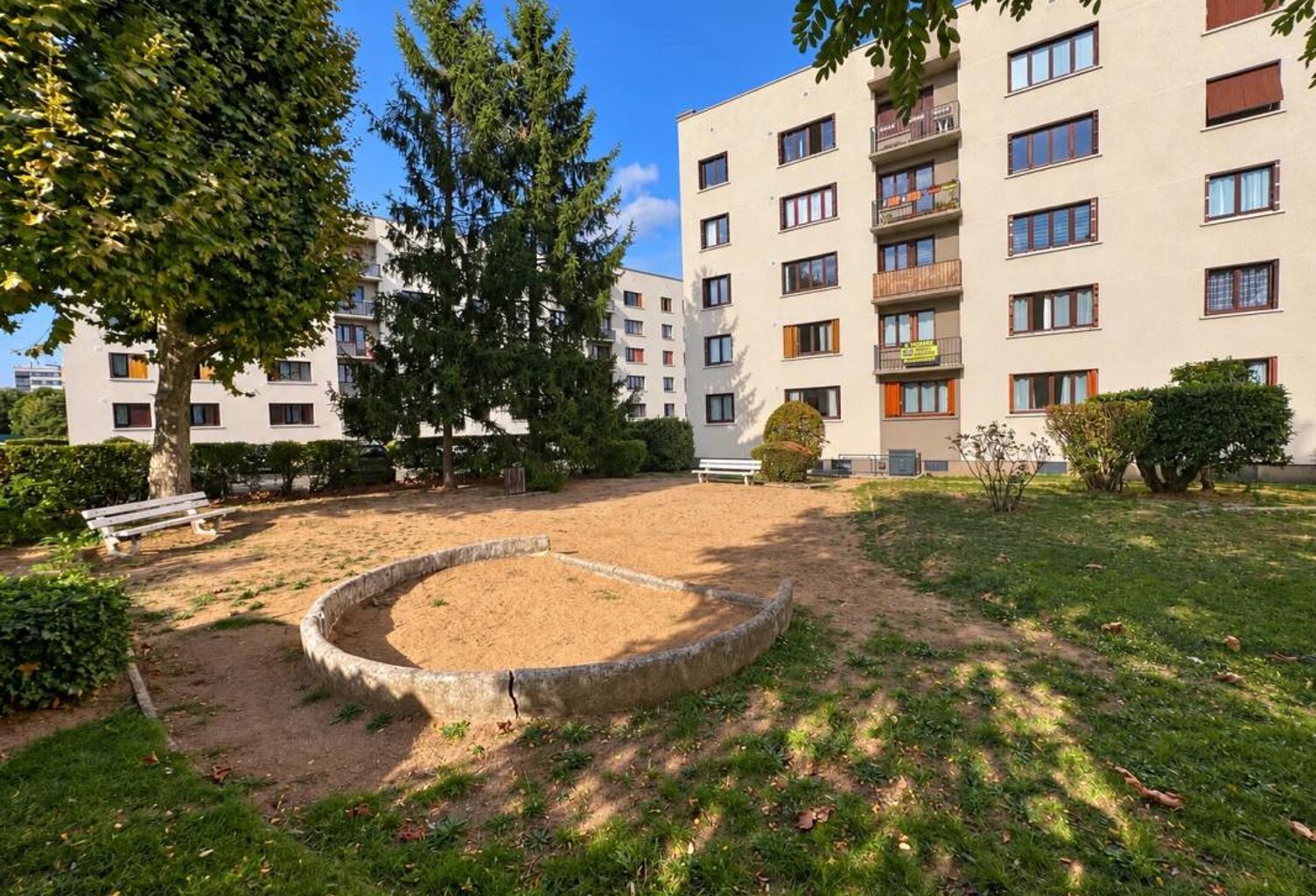 LES CLAYES -  BALCON AVEC VUE DEGAGEE — photo 1