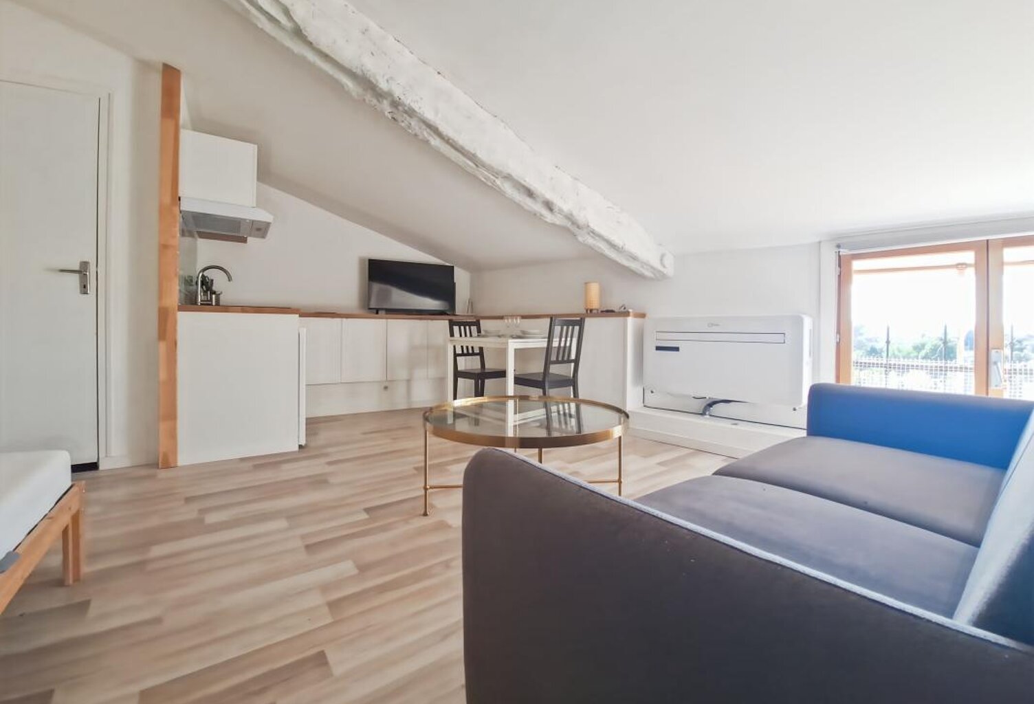 Studio meublé rénové avec vue dégagée et climatisation réversible — photo 1