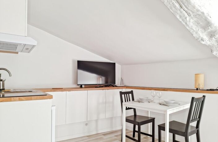 Studio meublé rénové avec vue dégagée et climatisation réversible — photo 2