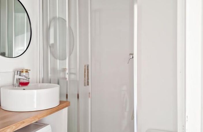 Studio meublé rénové avec vue dégagée et climatisation réversible — photo 4