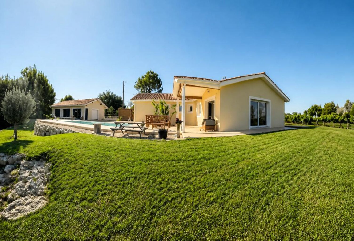 Maison de plain-pied avec piscine et espace indépendant de 97 m2 — photo 1