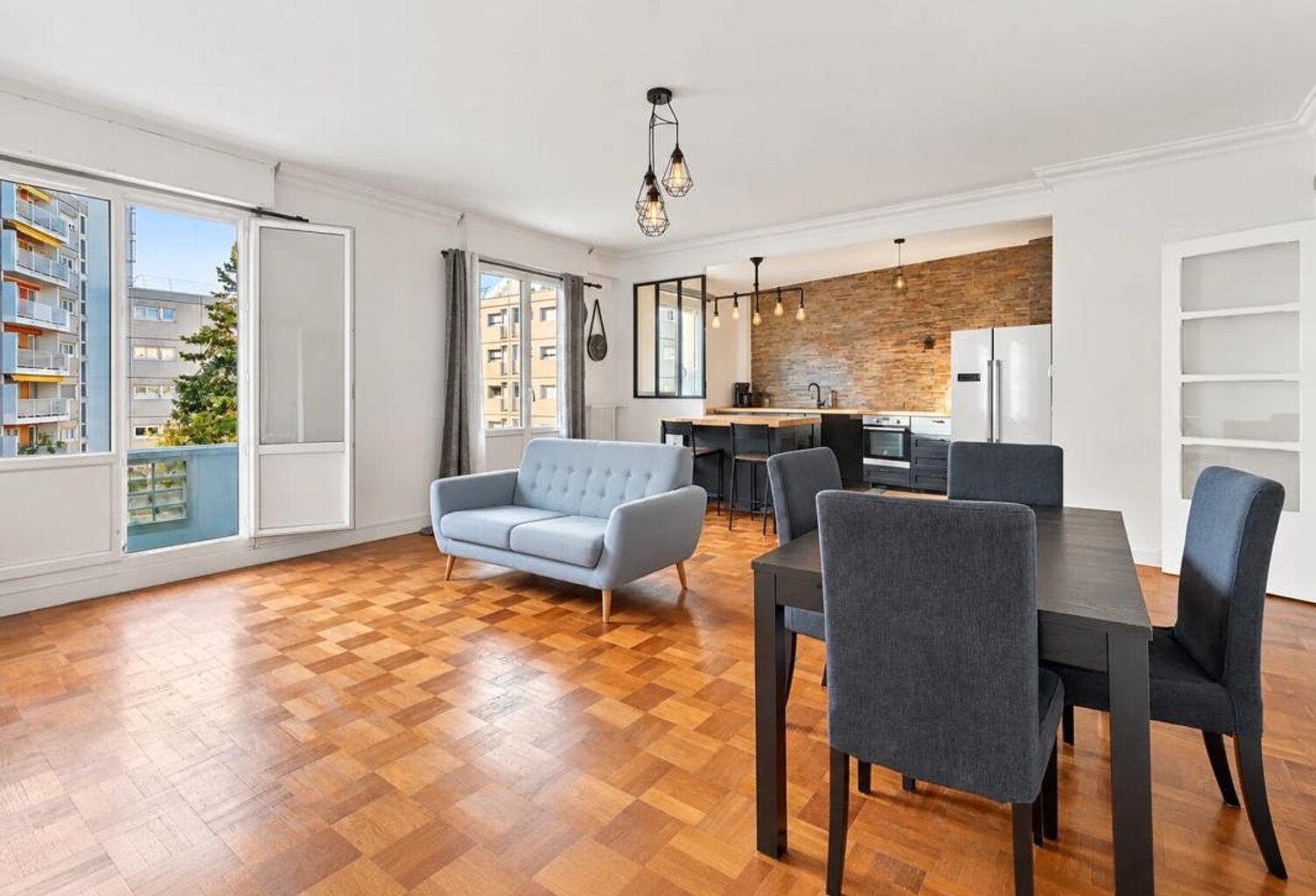 Courbevoie – Bécon-les-Bruyères – 4 pièces de 105 m² avec balcon filant, box et cave — photo 1