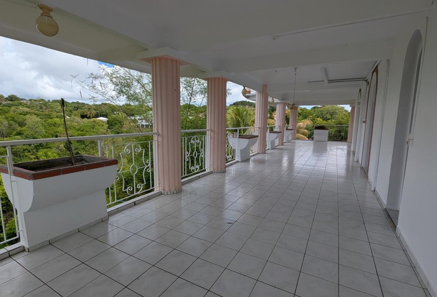 Vaste appartement T4 (150 m2 hab), situé au niveau inférieur d'une villa — photo 1