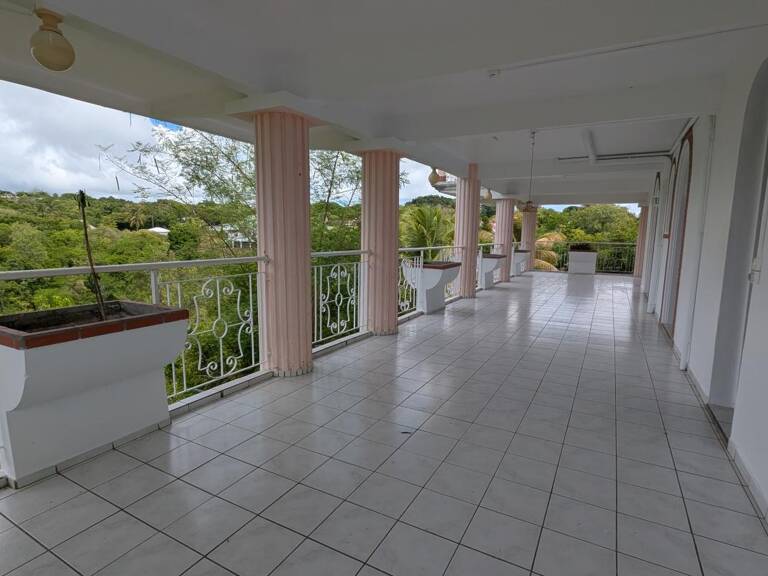 Vaste appartement T4 (150 m2 hab), situé au niveau inférieur d'une villa — photo 1