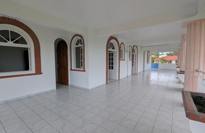Vaste appartement T4 (150 m2 hab), situé au niveau inférieur d'une villa — photo 3