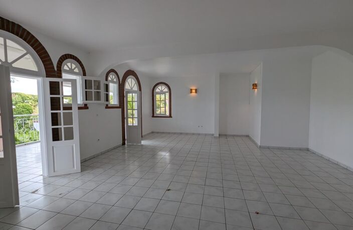 Vaste appartement T4 (150 m2 hab), situé au niveau inférieur d'une villa — photo 5