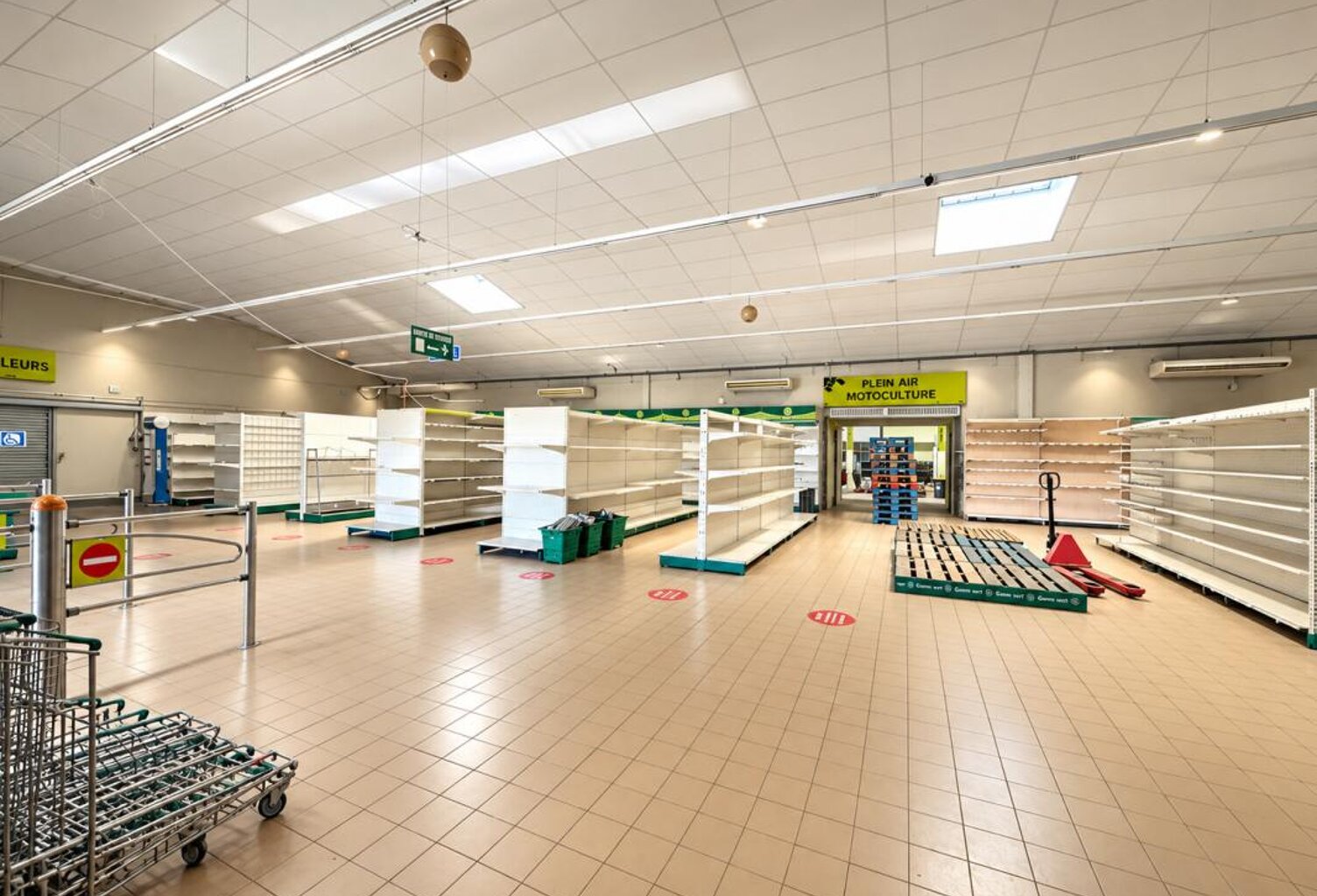 LOCAL COMMERCIAL 1 050 M² - SAINT ANDRÉ — photo 1