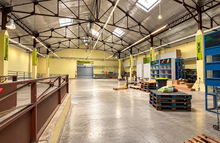 LOCAL COMMERCIAL 1 050 M² - SAINT ANDRÉ — photo 2