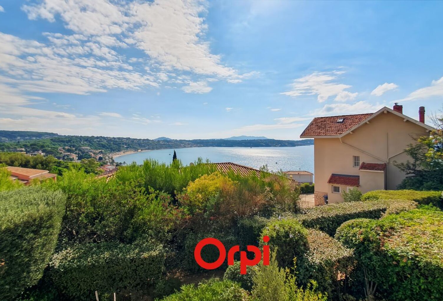 Studio meublé et rénové d'environ 20m² avec une magnifique vue mer dans une copropriété calme du Boulevard de l'Escourche à Bandol — photo 1
