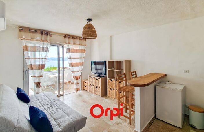 Studio meublé et rénové d'environ 20m² avec une magnifique vue mer dans une copropriété calme du Boulevard de l'Escourche à Bandol — photo 3