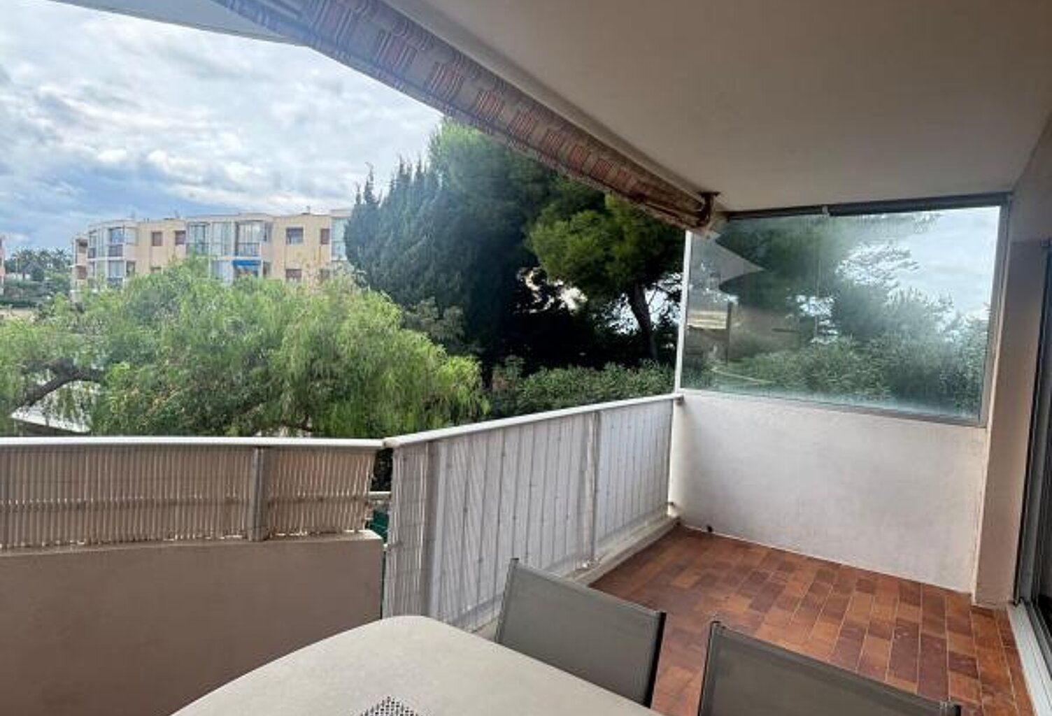 Appartement À Louer T1 meublé six fours — photo 1