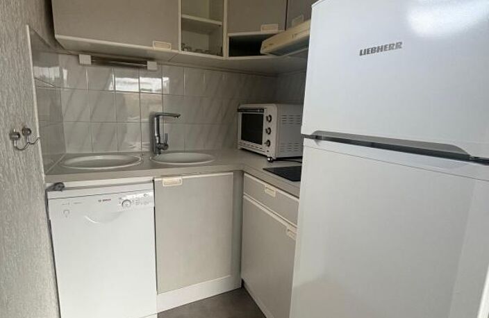 Appartement À Louer T1 meublé six fours — photo 4