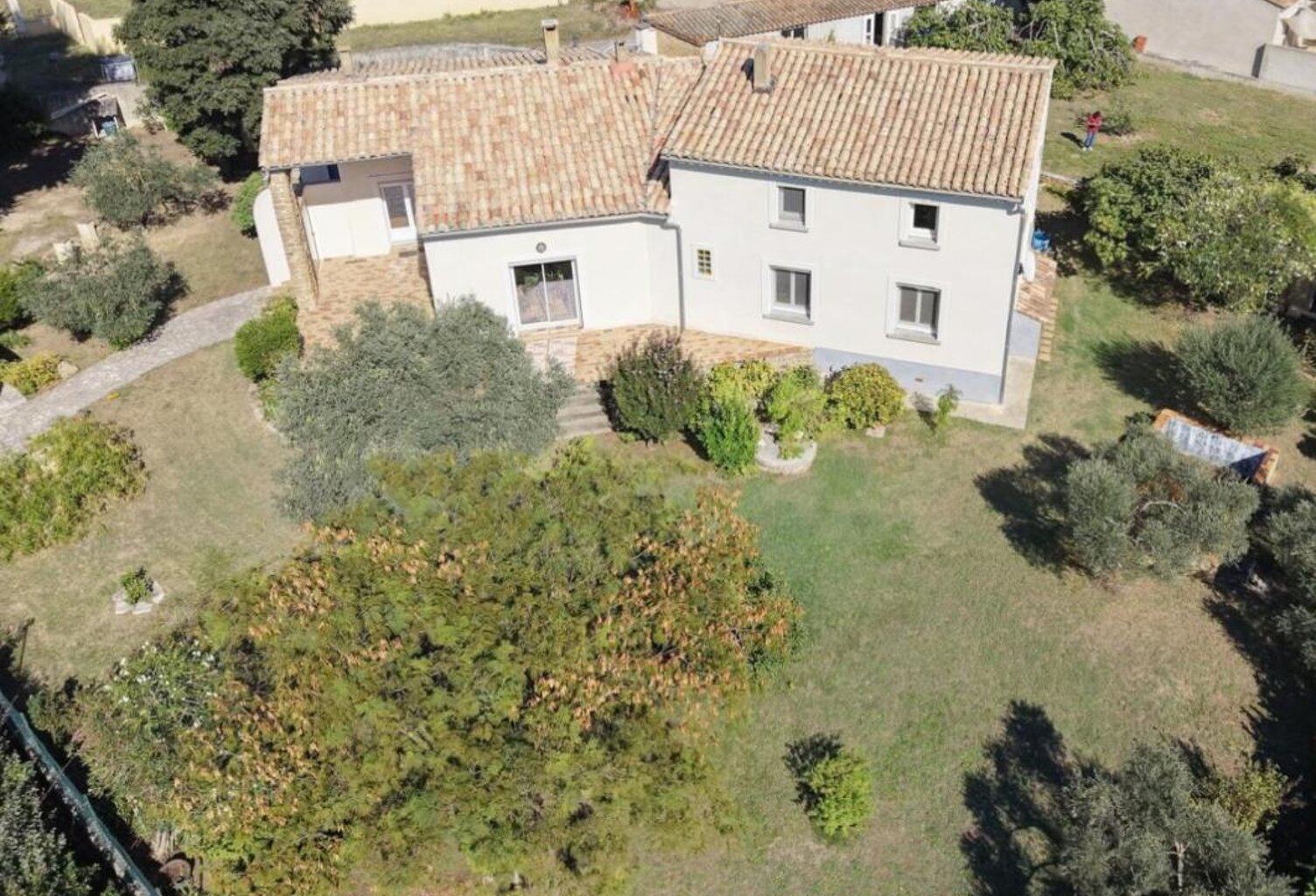 ROCHEGUDE -Maison familiale de 202 m², 5 chambres, sur 2 090 m² de terrain arboré — photo 1