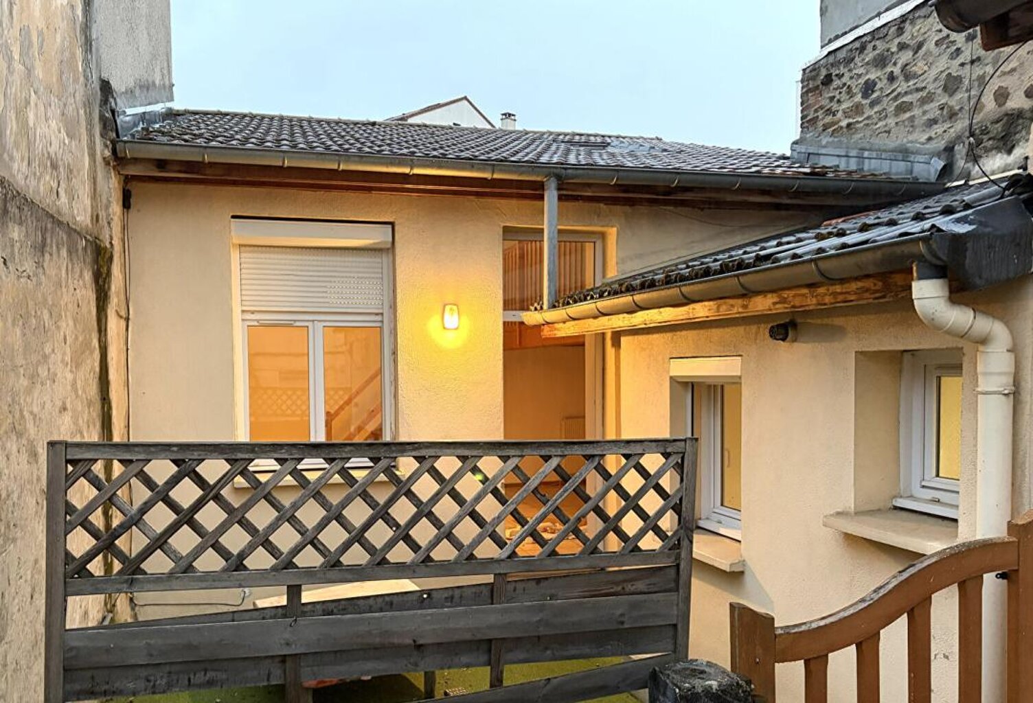 SAINT ETIENNE Sud, secteur Amouroux. Une maison au fond de la cour avec terrasse devant. 46,95m²hab — photo 1