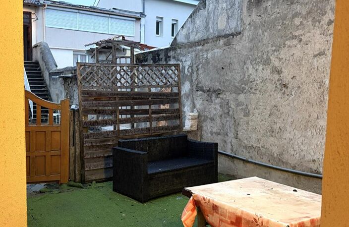 SAINT ETIENNE Sud, secteur Amouroux. Une maison au fond de la cour avec terrasse devant. 46,95m²hab — photo 2