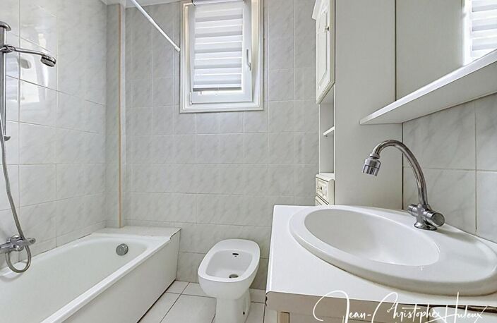 30900 NIMES Appartement  4 pièces de 68 m2  3 faces avec Garage privatif — photo 3