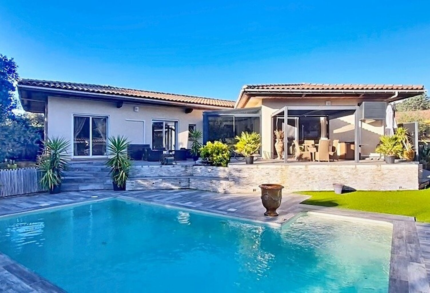Villa spacieuse de 168m2 avec une piscine s'étendant sur 851m2 de terrain — photo 1