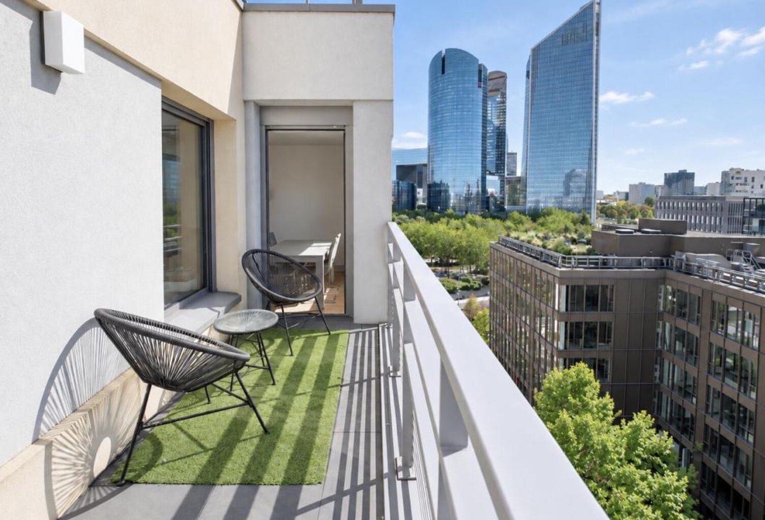 NANTERRE LA DEFENSE - 85m² DERNIER ETAGE TERRASSE AVEC PARKING ET CAVE — photo 1