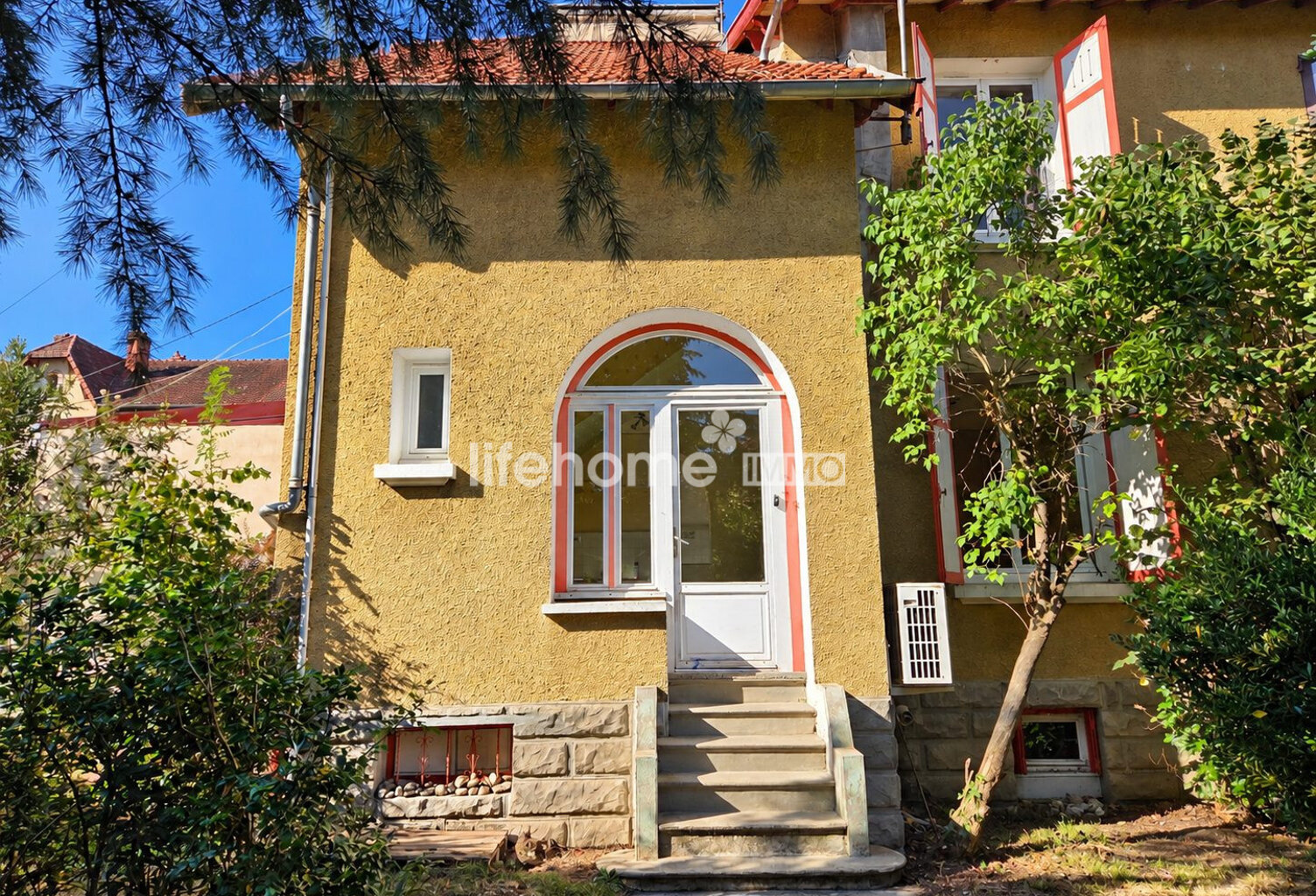 Duplex avec jardin et beau potentiel — photo 1