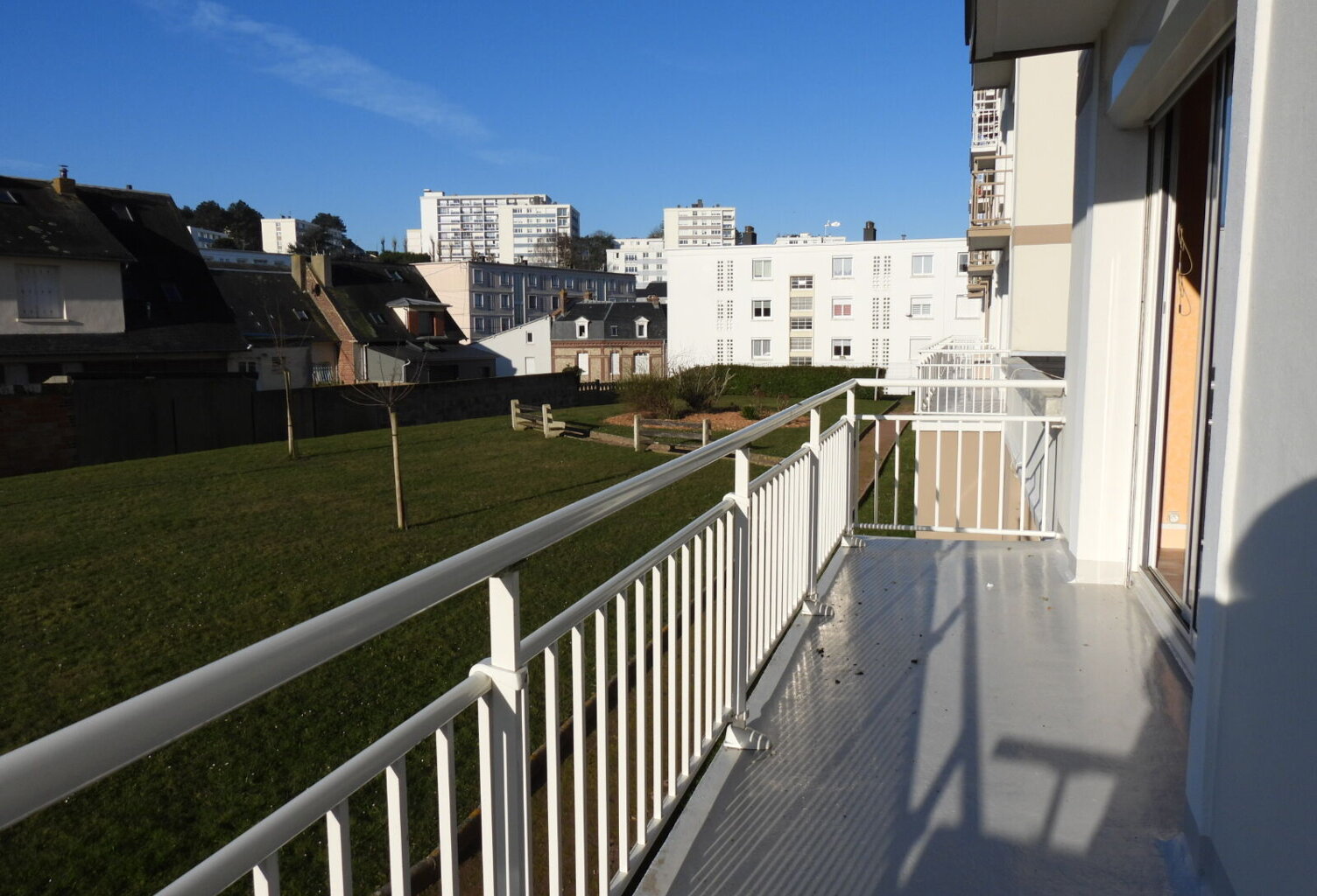 FECAMP : APPARTEMENT AVEC GRAND BALCON A 2 PAS DU CENTRE A PIED — photo 1