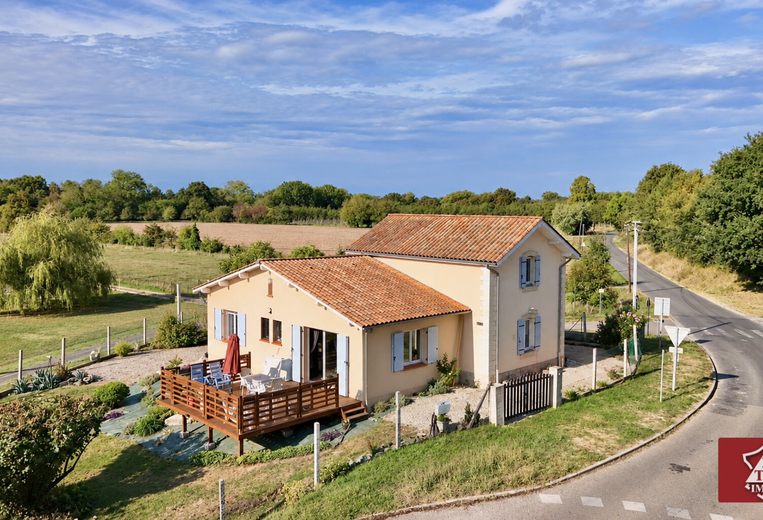 Maison en pierre avec jardin — photo 1