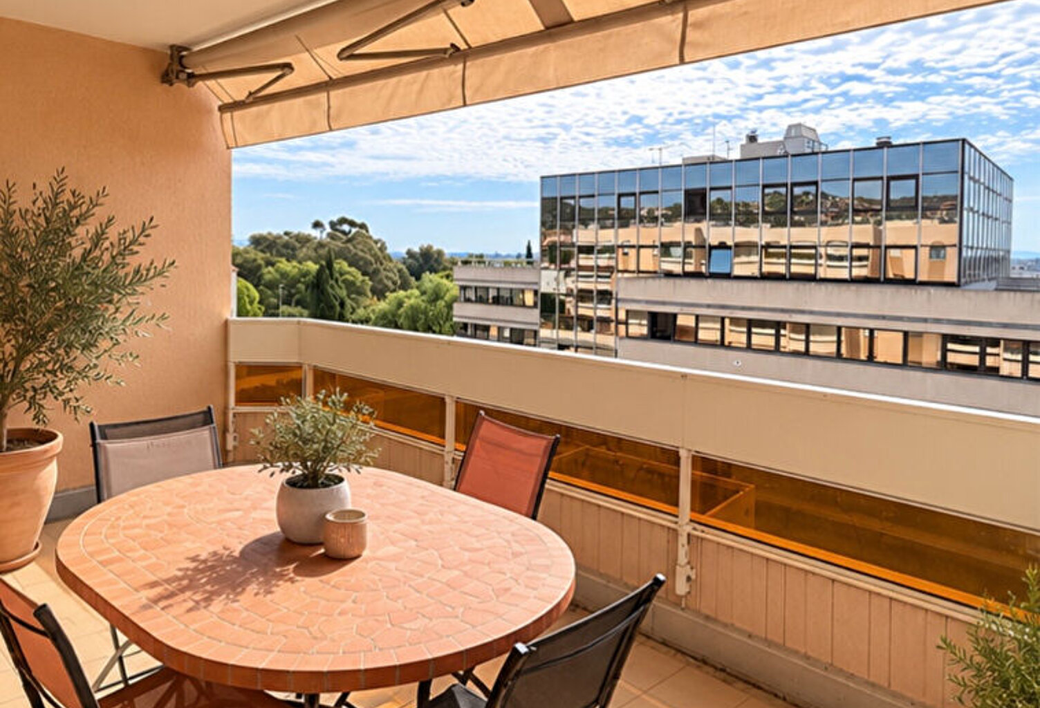 HYERES LES PALMIERS- T3 DE 71M² AVEC TERRASSE ET GARAGE. — photo 1