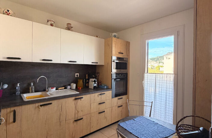 HYERES LES PALMIERS- T3 DE 71M² AVEC TERRASSE ET GARAGE. — photo 2